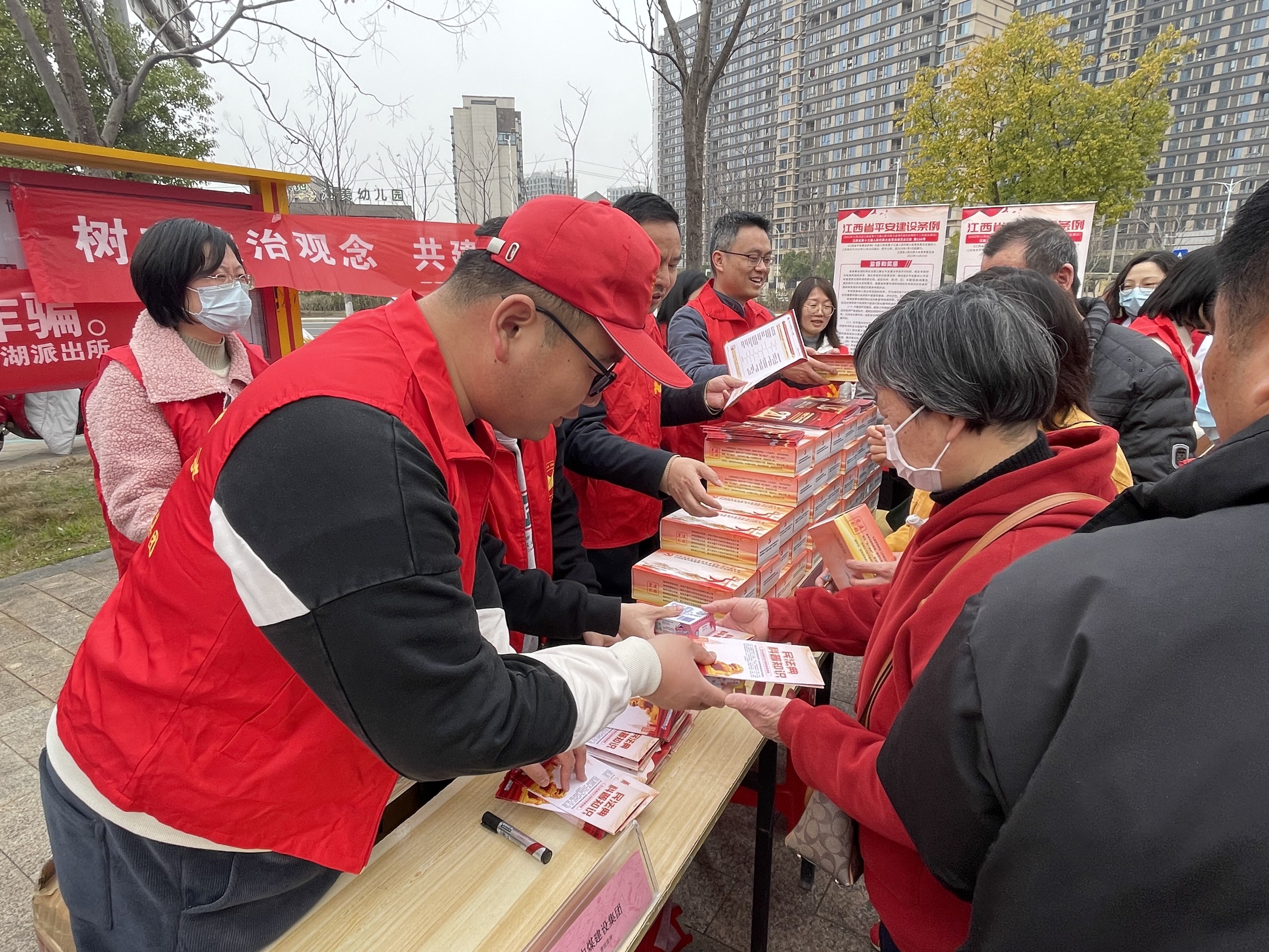 發(fā)放普法宣傳折頁.jpg 發(fā)放普法宣傳折頁.jpg