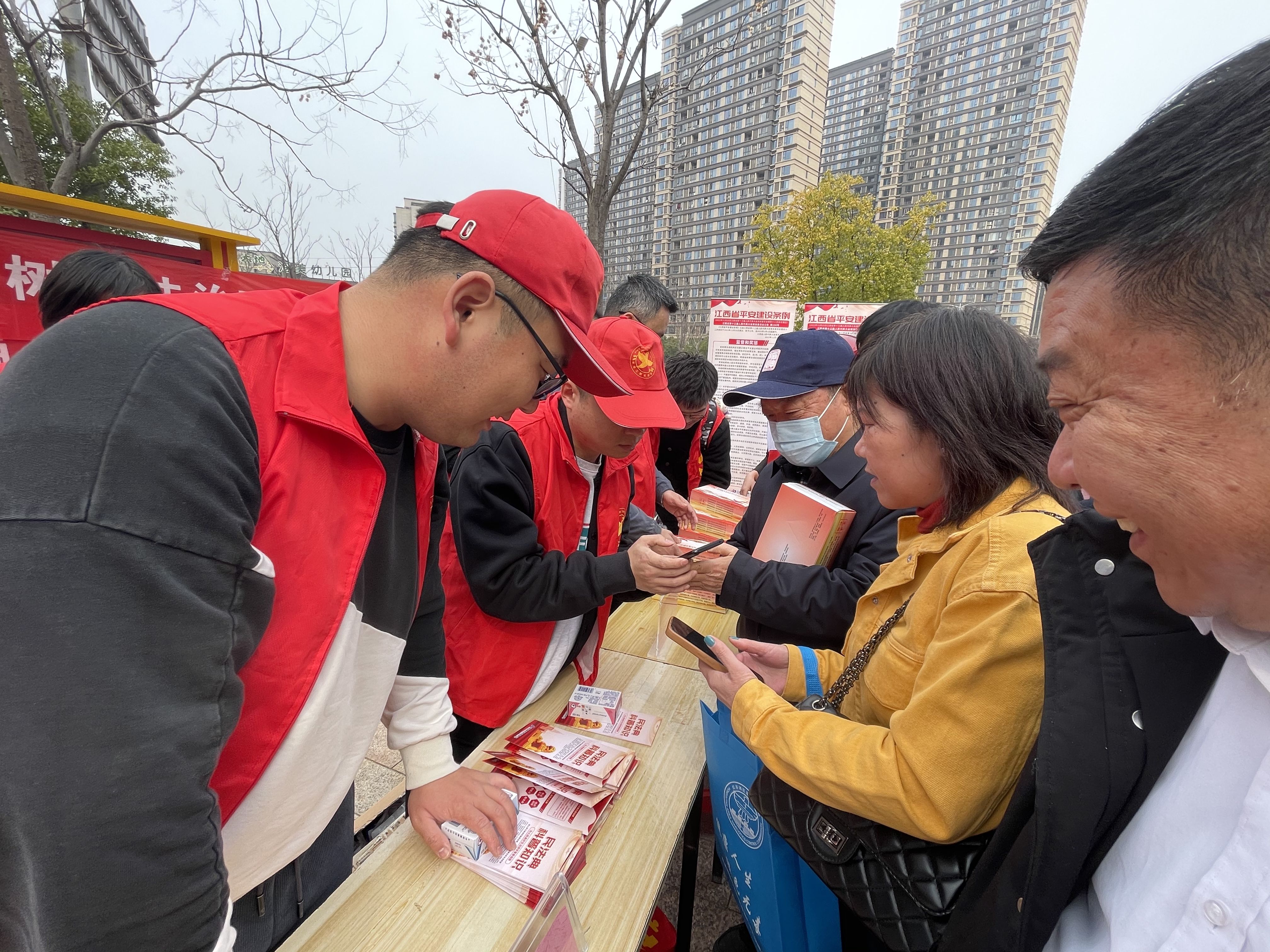 志愿者幫老年居民調(diào)試手機(jī).jpg 志愿者幫老年居民調(diào)試手機(jī).jpg