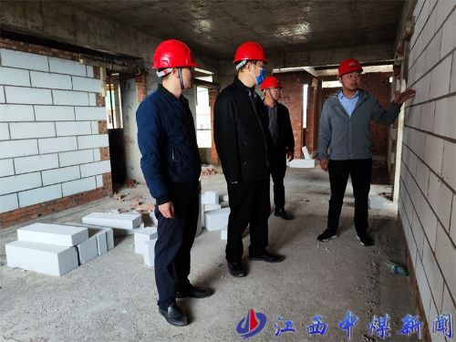 熊峰(左二)在項目現場進行安全帶班檢查.jpg