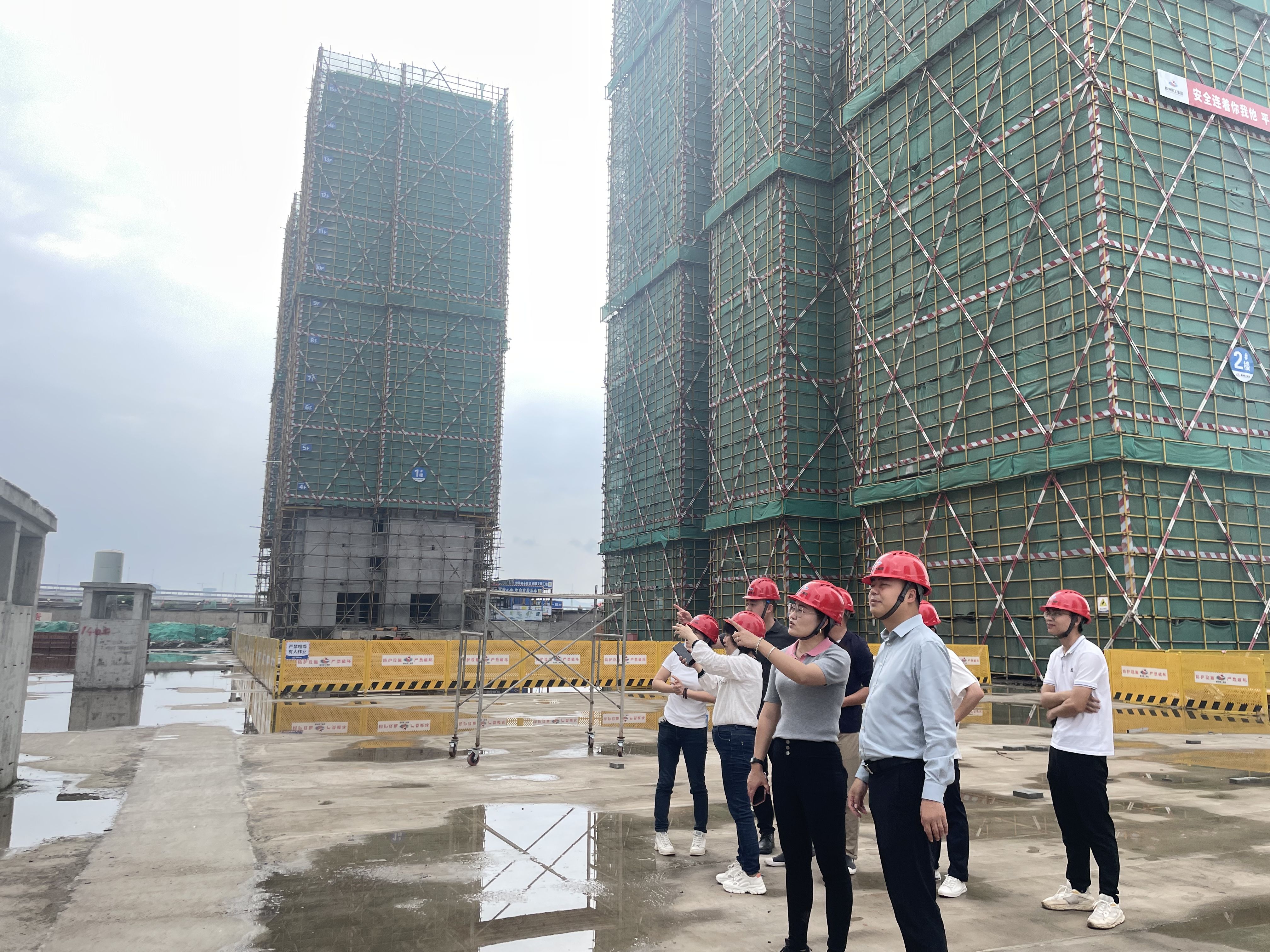 聽取相關人員匯報(1).jpg 聽取相關人員匯報(1).jpg