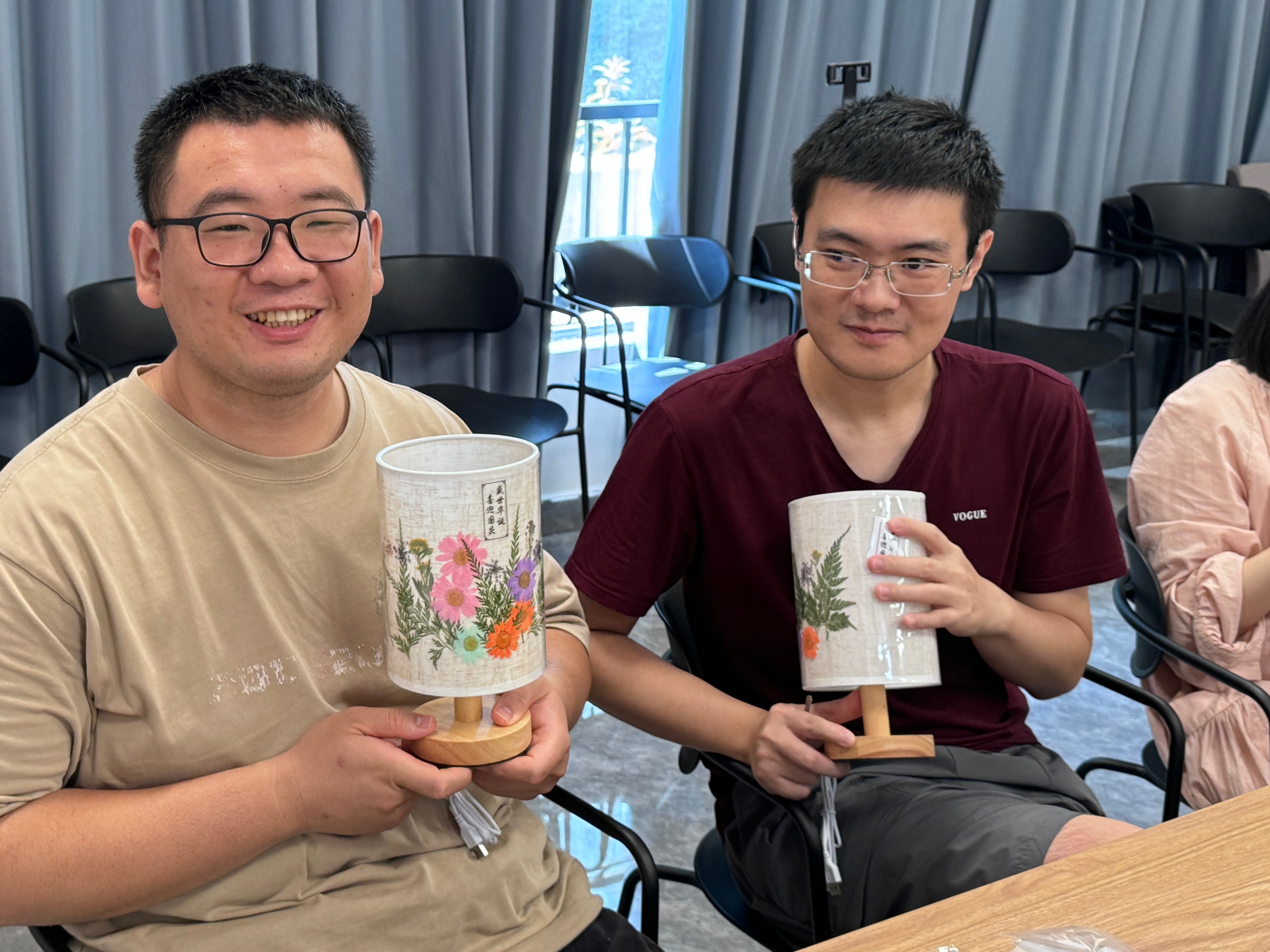 活動(dòng)現(xiàn)場制作手工.jpg 活動(dòng)現(xiàn)場制作手工.jpg