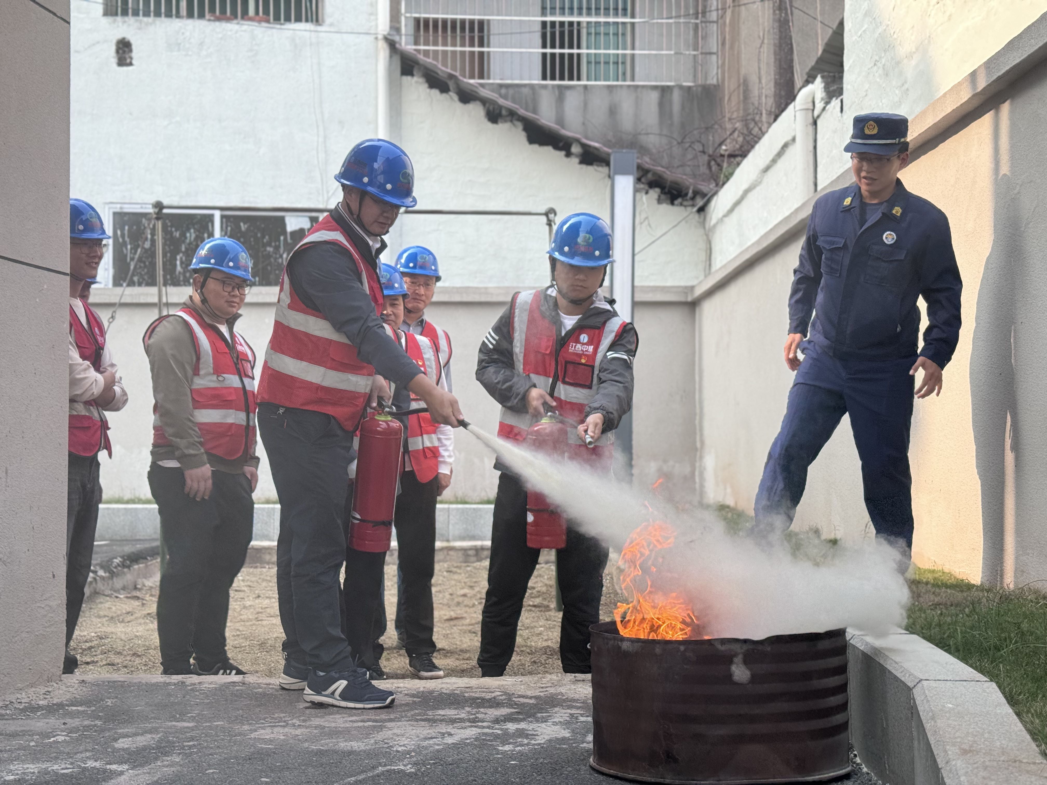 項目參建人員進行滅火器實操222.jpg 項目參建人員進行滅火器實操222.jpg